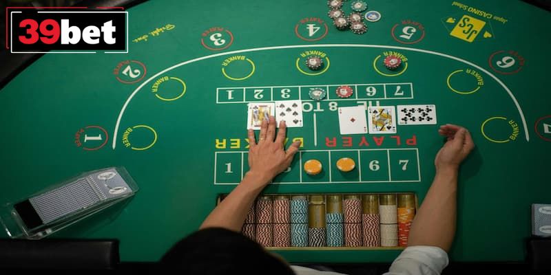 Bàn chơi baccarat với hai cửa Player và Banker